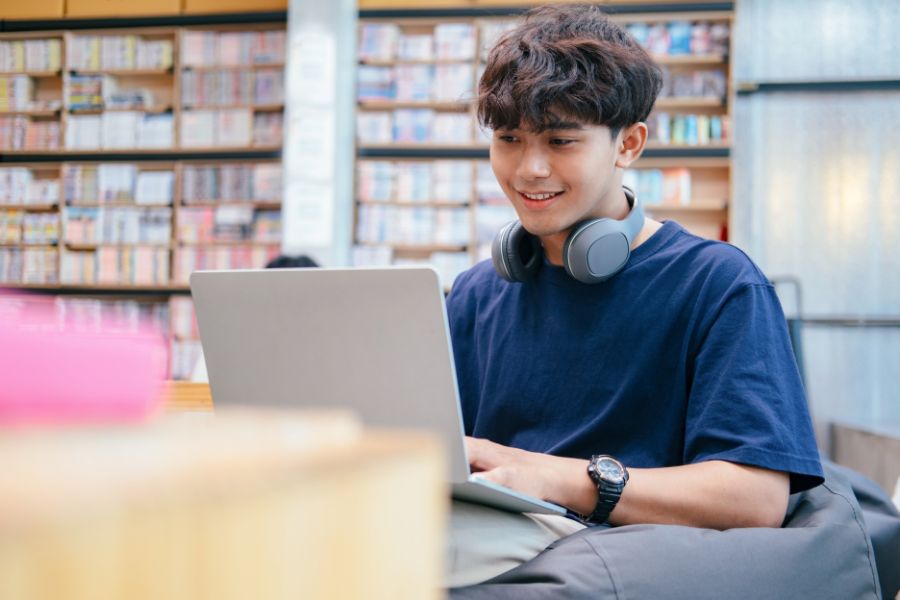 Library 900x600 (12 Young man using computer in library
